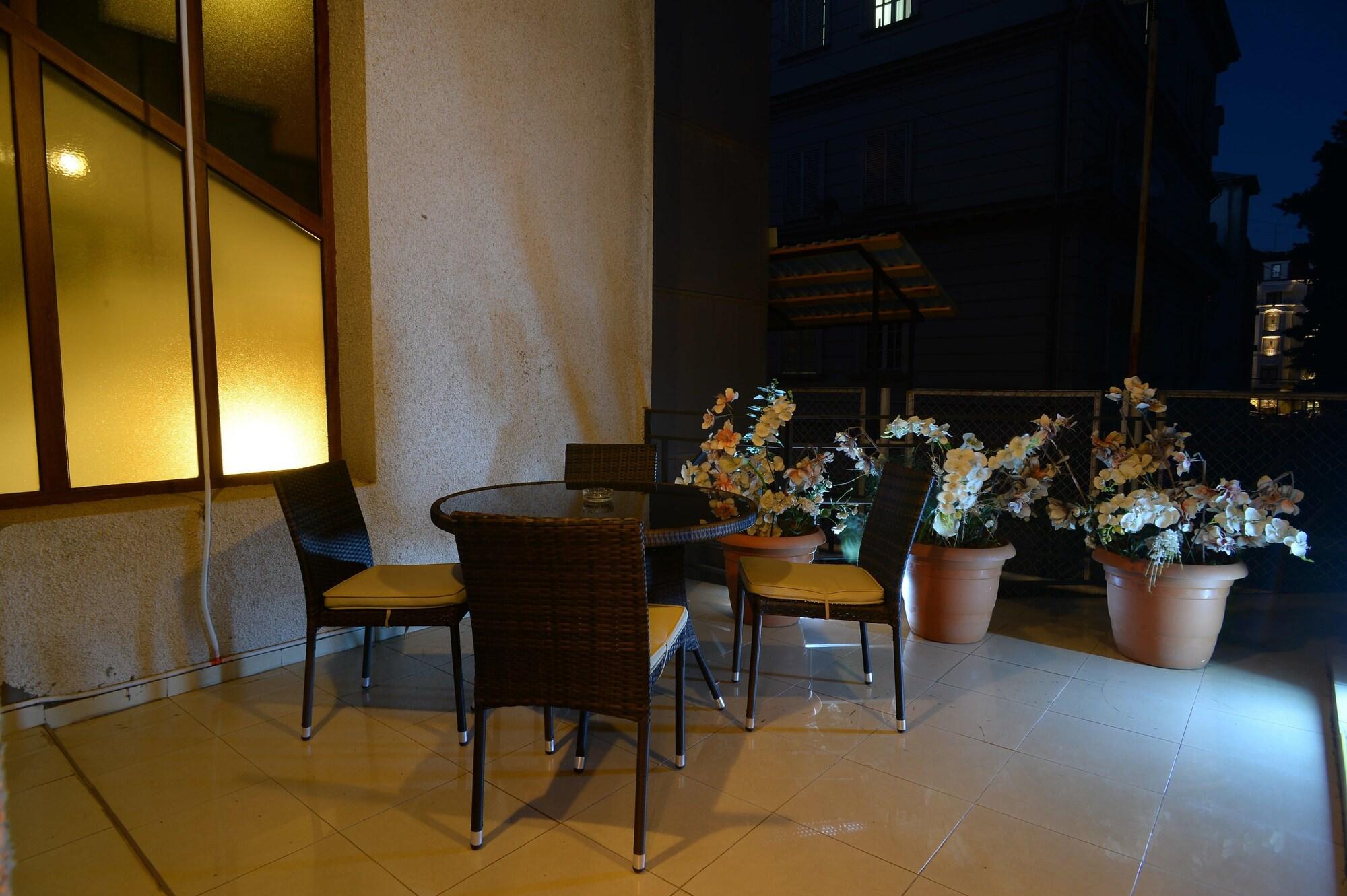 Coral Boutique Hotel Тбилиси Екстериор снимка